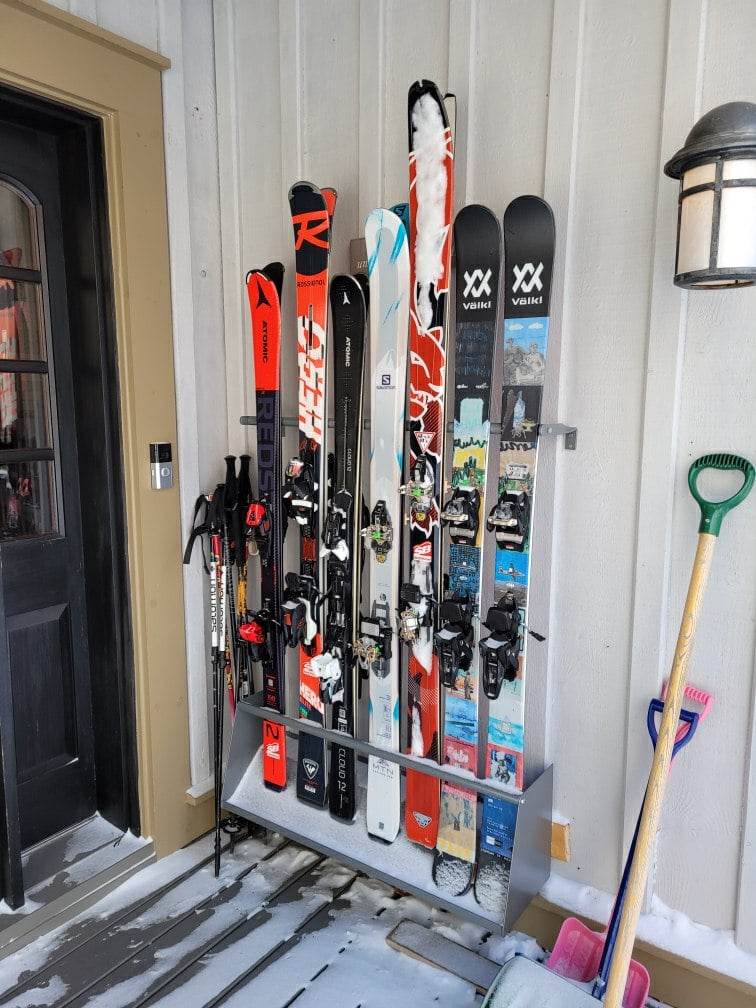 Support mural en aluminium pour skis, 36 pouces, fini avec revêtement en poudre devant entrée de chalet