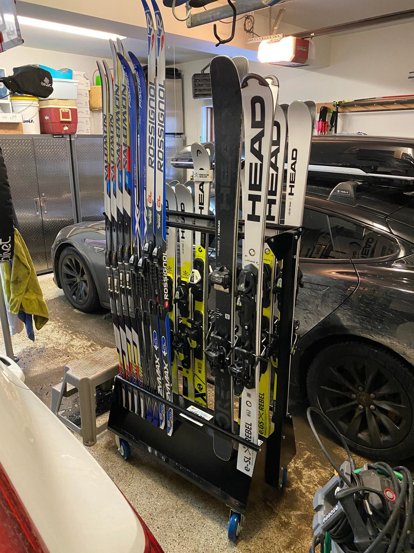 Support sur roulettes en aluminium pour skis, 48 pouces, fini avec revêtement en poudre noire dans un garage